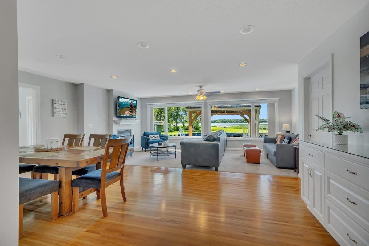 Lake Front Home With Pool And Stunning Views Annandale Exterior photo